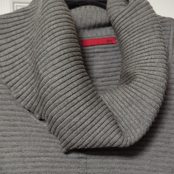 Gray Sweater by Red sizeM - Picture 4 of 8